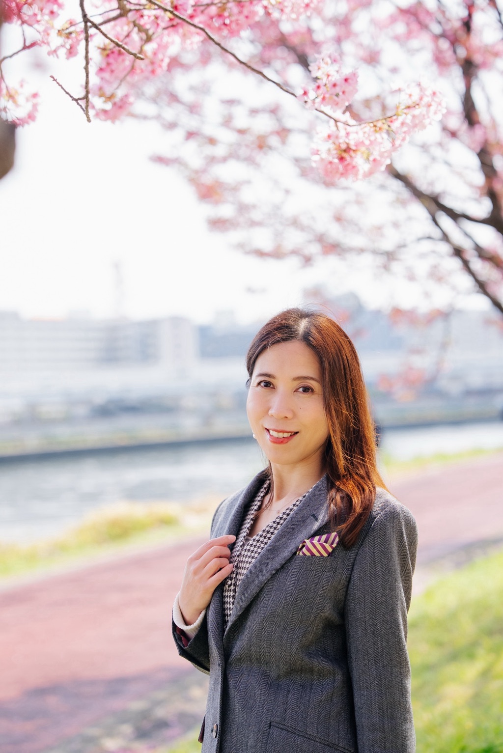桜の下の教育事業担当者